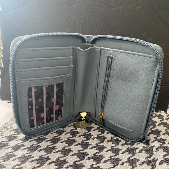 Betsey LUV Blue Wallet w/Embossed Bows Zipper Closure, Change Purse, ID, CC, EUC - Picture 4 of 5